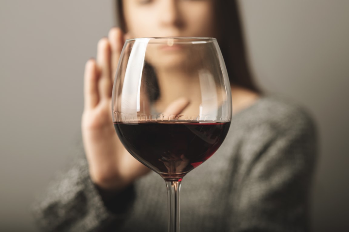 5 powodów, dla których warto całkowicie odstawić alkohol