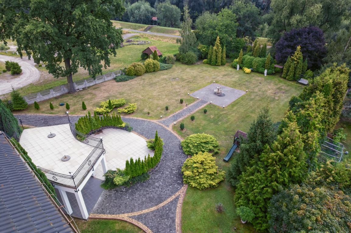 Widok z drona na ogród w Prywatnym Ośrodku Terapii OPM-MED w Opolu
